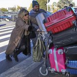 Terelu Campos cargando con las maletas en el aeropuerto rumbo a Nueva York para grabar 'Las Campos'