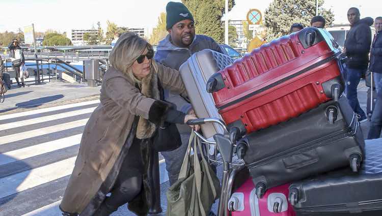 Terelu Campos cargando con las maletas en el aeropuerto rumbo a Nueva York para grabar 'Las Campos'