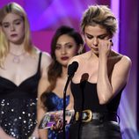 Selena Gomez muy emocionada recogiendo el Premio a la Mujer del Año 2017 de Billboard