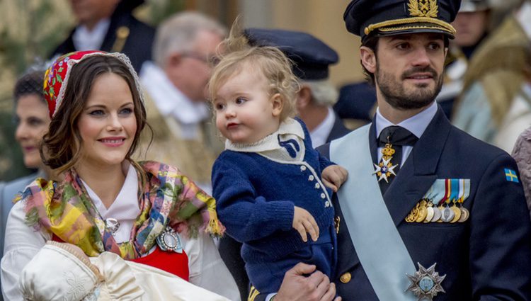 Los Príncipes Carlos Felipe y Sofia con su hijo Alejandro y su hijo Gabriel el día de su bautizo