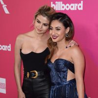 Selena Gomez y Francia Raisa en la gala Billboard Women in Music 2017
