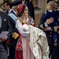 La Princesa Sofia Hellqvist con su hijo el Príncipe Gabriel de Suecia en brazos el día de su bautizo