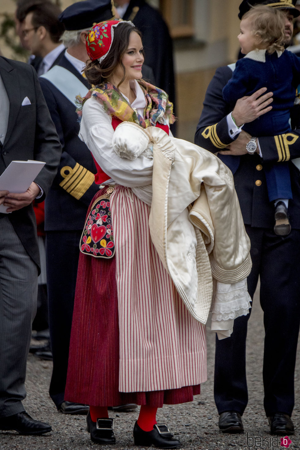 La Princesa Sofia Hellqvist con su hijo el Príncipe Gabriel de Suecia en brazos el día de su bautizo