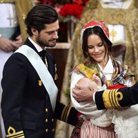 Los Príncipes Carlos Felipe y Sofia con su hijo Gabriel de Suecia en brazos durante su bautizo