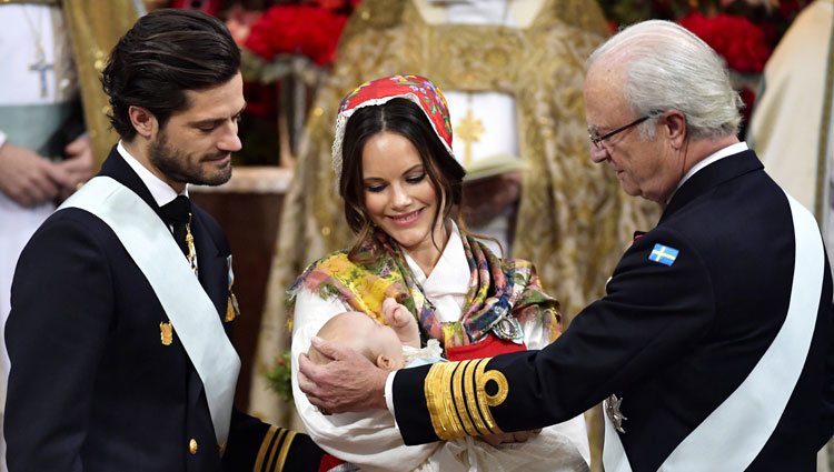 Los Príncipes Carlos Felipe y Sofia con su hijo Gabriel de Suecia en brazos durante su bautizo