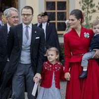 Los Príncipes Victoria y Daniel de Suecia con sus hijos Estela y Oscar en el bautizo del Príncipe Gabriel