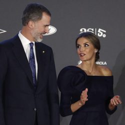 Los Reyes Felipe y Letizia, muy cómplices en la entrega de los Premios AS 2017