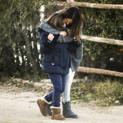 Paula Echevarría abrazando a su hija Daniella mientras van a un centro de hípica