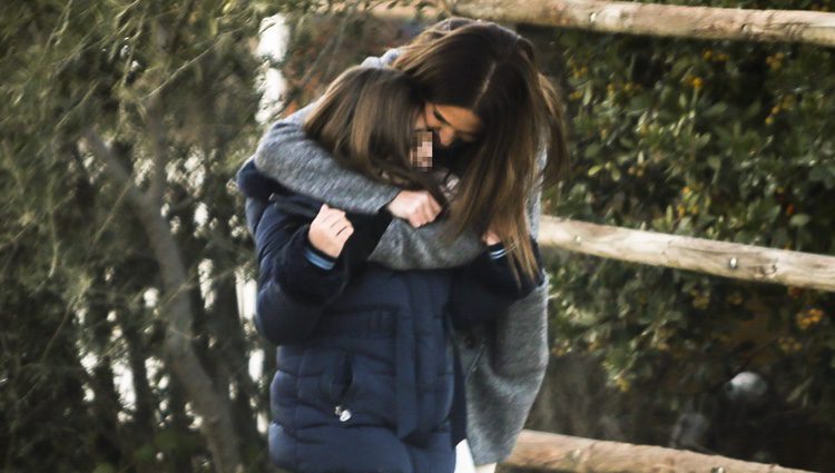 Paula Echevarría abrazando a su hija Daniella mientras van a un centro de hípica