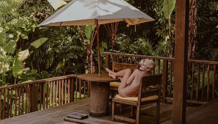 Laura esacnes desnuda en Tailandia