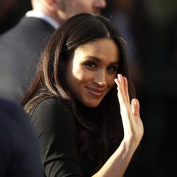 Meghan Markle saludando en su primer acto público