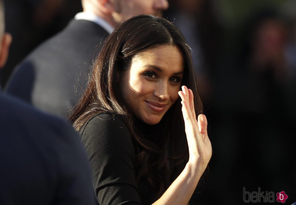 Meghan Markle saludando en su primer acto público