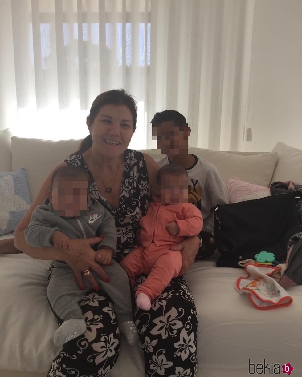 Dolores Aveiro con tres de los cuatro hijos de Cristiano Ronaldo