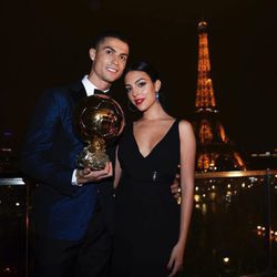 Cristiano Ronaldo junto a Georgina Rodríguez sosteniendo el Balón de Oro