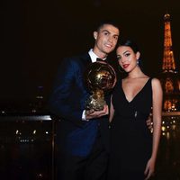 Cristiano Ronaldo junto a Georgina Rodríguez sosteniendo el Balón de Oro