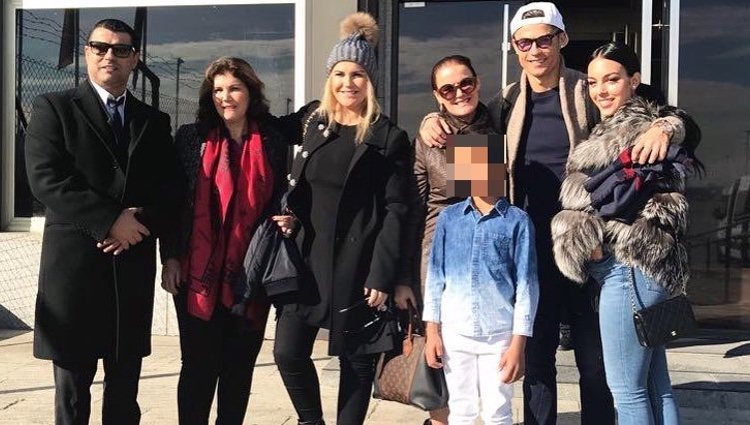 Cristiano Ronaldo, Georgina, Katia y Dolores Aveiro y demás familia viajando a París