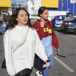Gloria Camila y Rocío Flores acudiendo a un centro comercial