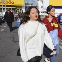 Gloria Camila y Rocío Flores acudiendo a un centro comercial