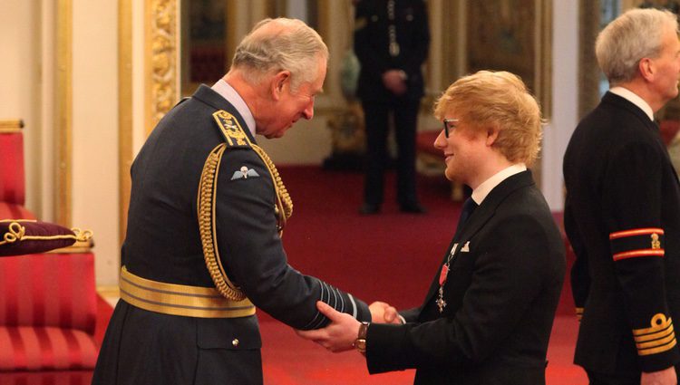 Ed Sheeran recibe la medalla del Orden del Imperio Británico