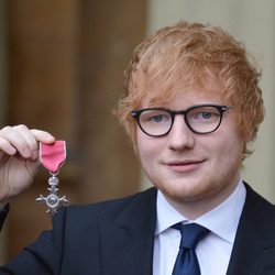 Ed Sheeran posa sonriente con su medalla del Orden del Imperio Británico