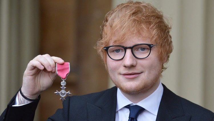 Ed Sheeran posa sonriente con su medalla del Orden del Imperio Británico