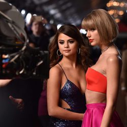 Selena Gomez y Taylor Swift en los Grammys 2016