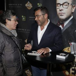 Jorge Javier Vázquez firmando entradas de su nueva obra 'Grandes Éxitos'