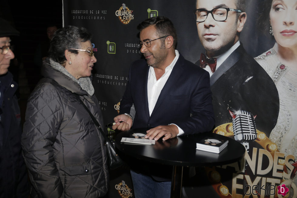 Jorge Javier Vázquez firmando entradas de su nueva obra 'Grandes Éxitos'