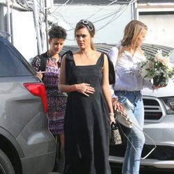 Jessica Alba con amigas llegando a la 'baby shower' de su tercer embarazo