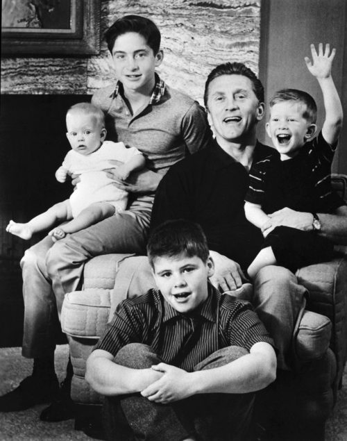 Kirk Douglas y sus cuatro hijos