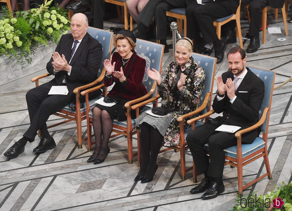 Mette-Marit, Haakon, Harald y Sonia e Noruega en la entrega del Premio Nobel de la Paz 2017