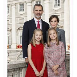 Posado oficial de Navidad de los Reyes Felipe VI y Doña Letizia junto a sus hijas Leonor y Sofía