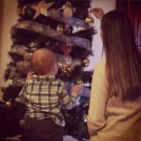 Helen Lindes y su hijo Alan decorando el árbol de Navidad