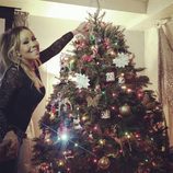 Mariah Carey decorando su árbol de Navidad