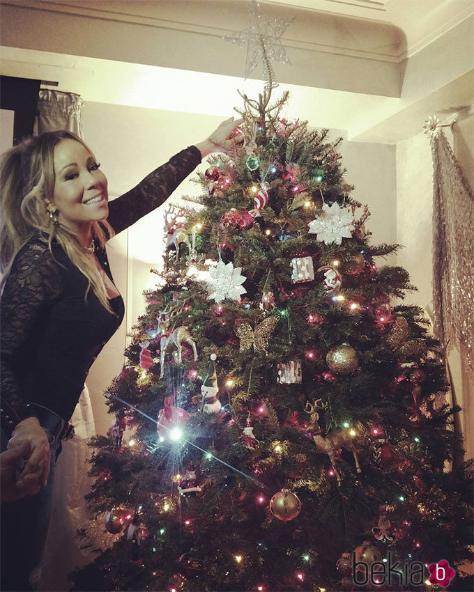 Mariah Carey decorando su árbol de Navidad