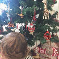 Sara Carbonero decora su árbol de Navidad con bolas personalizadas