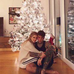 Chiara Ferragni y Fedez posan junto a su árbol de Navidad