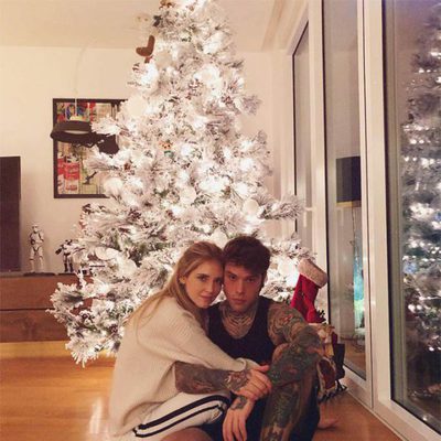 Chiara Ferragni y Fedez posan junto a su árbol de Navidad