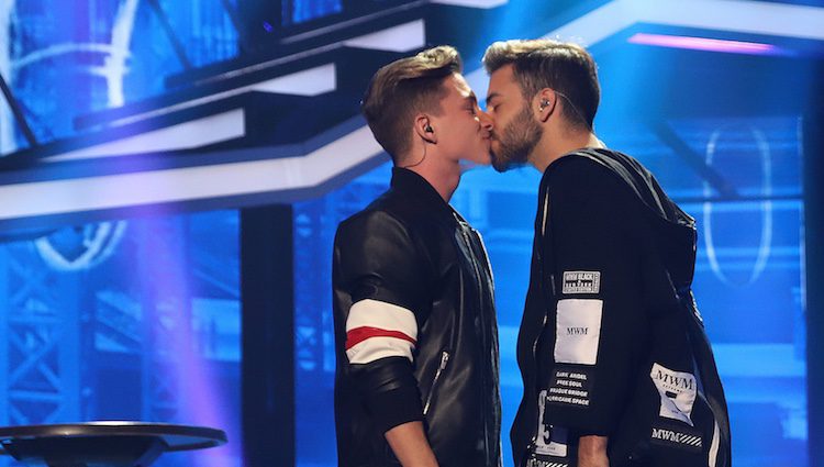 Raoul y Agoney se besan en su actuación de la Gala 7 de 'OT 2017'