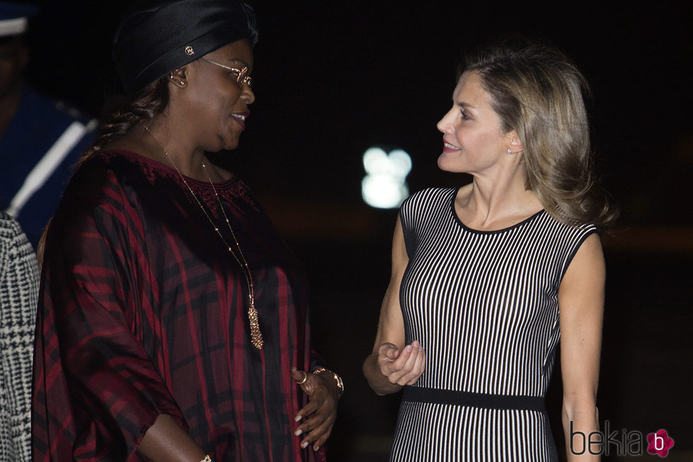 La Reina Letizia y la Primera Dama de Senegal, muy cómplices en Dakar