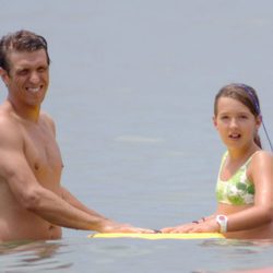 Manuel Díaz 'El Cordobés' con su hija Alba Díaz en la playa