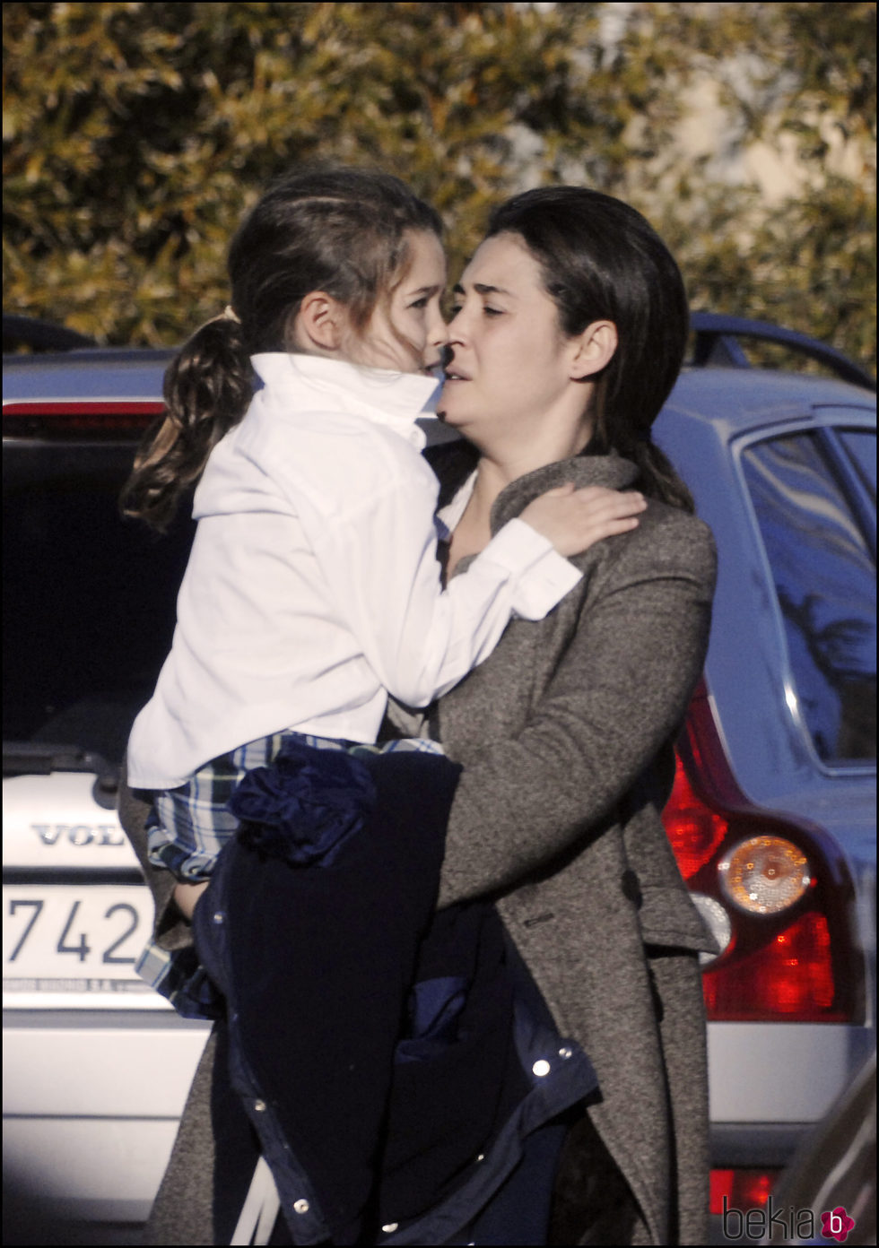 Alba Díaz de pequeña en brazos de su madre