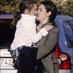 Alba Díaz de pequeña en brazos de su madre