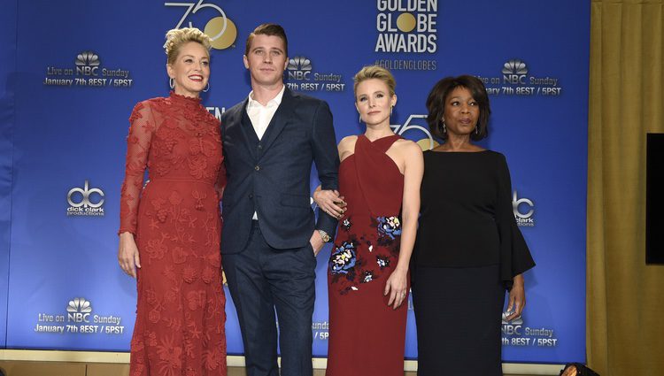 Sharon Stone, Garrett Hedlund, Kristen Bell y Alfre Woodard presentando los nominados a los Globos de Oro 2018