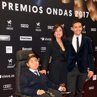 Isabel Gemio con sus hijos Gustavo y David en los Premios Ondas 2017