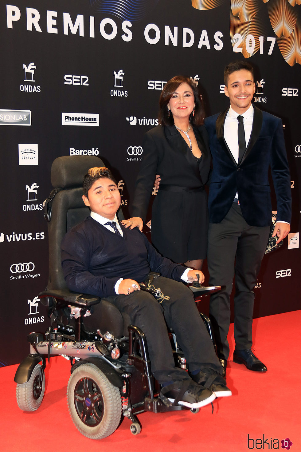 Isabel Gemio con sus hijos Gustavo y David en los Premios Ondas 2017
