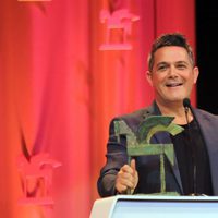 Alejandro Sanz recogiendo su galardón en los Premios Ondas 2017