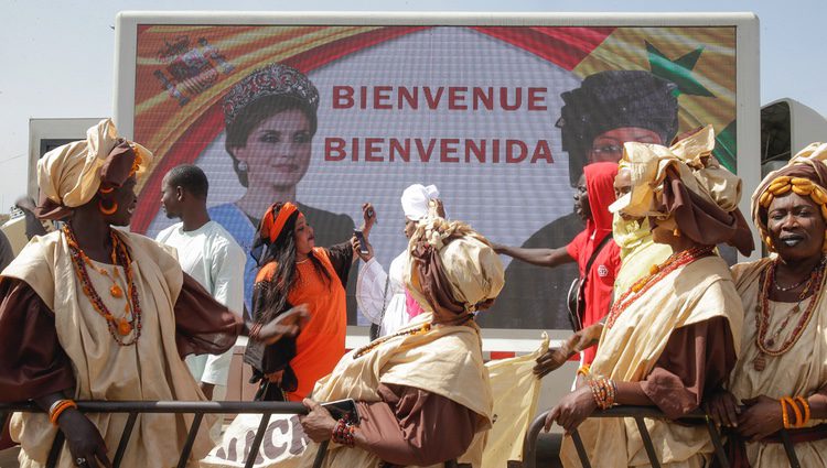 Carteles de bienvenida a la Reina Letizia en Senegal