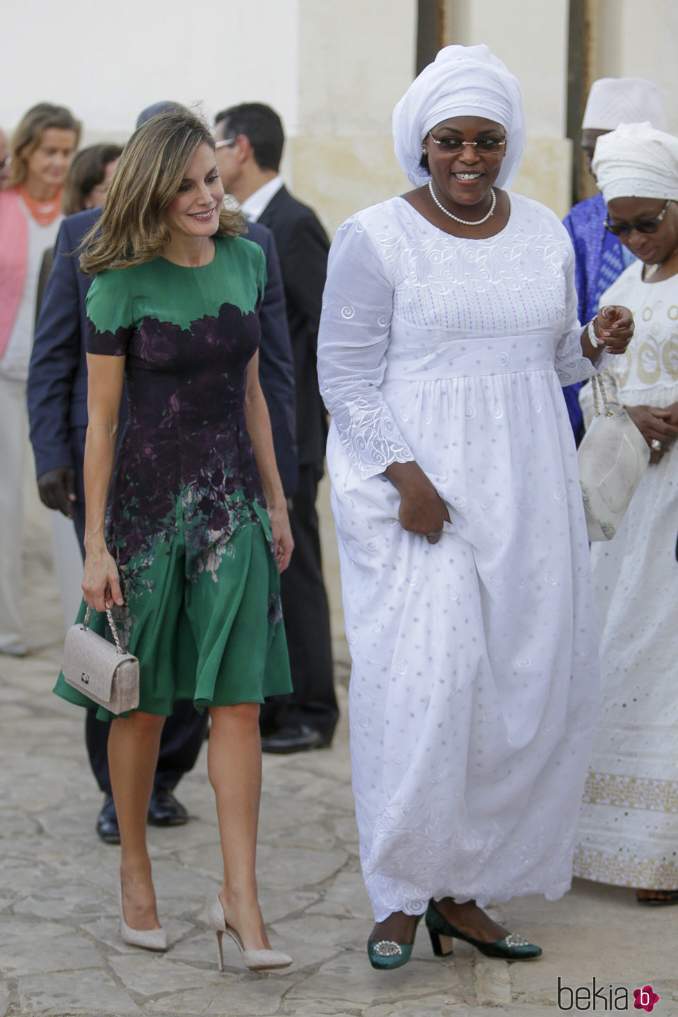 La Reina Letizia y la Primera Dama de Senegal camino a un almuerzo en Dakar