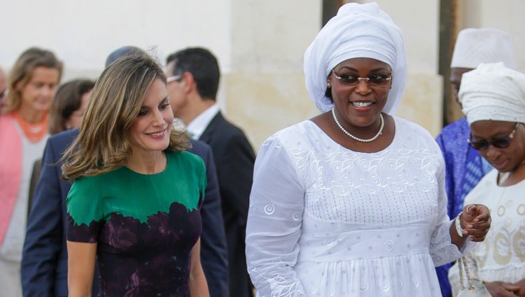La Reina Letizia y la Primera Dama de Senegal camino a un almuerzo en Dakar